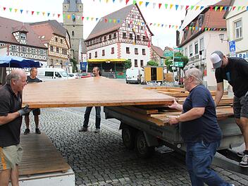 Sie bauten am Freitagnachmittag den TC-Stand auf, von links: Uwe Mitlöhner, Ralf Grieshaber, Erik Knight, Wolfgang Ilg und Georg Schätzlein.
