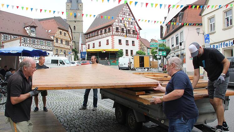 Sie bauten am Freitagnachmittag den TC-Stand auf, von links: Uwe Mitlöhner, Ralf Grieshaber, Erik Knight, Wolfgang Ilg und Georg Schätzlein.