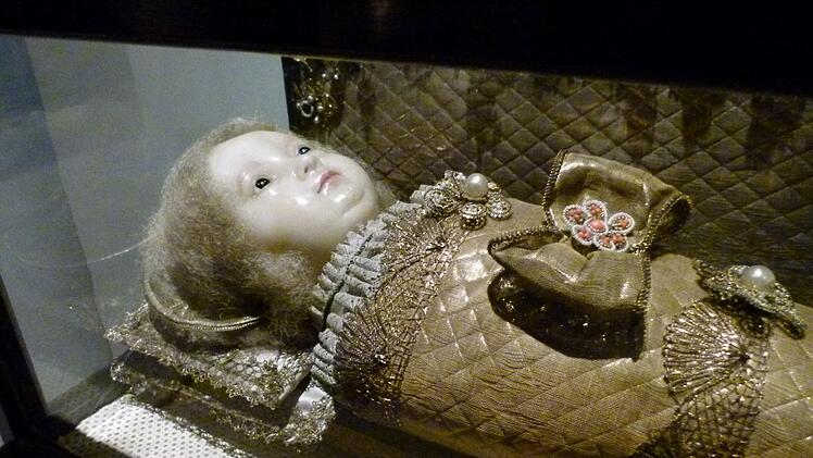 Die "Kleine Maria" als Fatschenkind im Glasschrein ist Ausdruck der Frömmigkeit der Schwestern im Englischen Institut. Foto: mkh