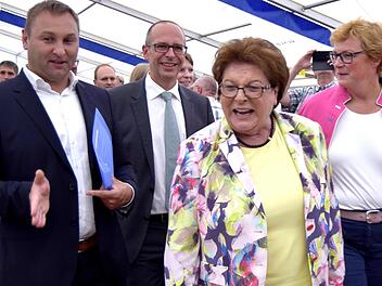 Empfang im Festzelt des TSV Kelbachgrund-Kleukheim (von links): MdL Jürgen Baumgärtner, Landrat Christian Meißner, Barbara Stamm und MdEP Monika Hohlmeier Foto: Andreas Welz