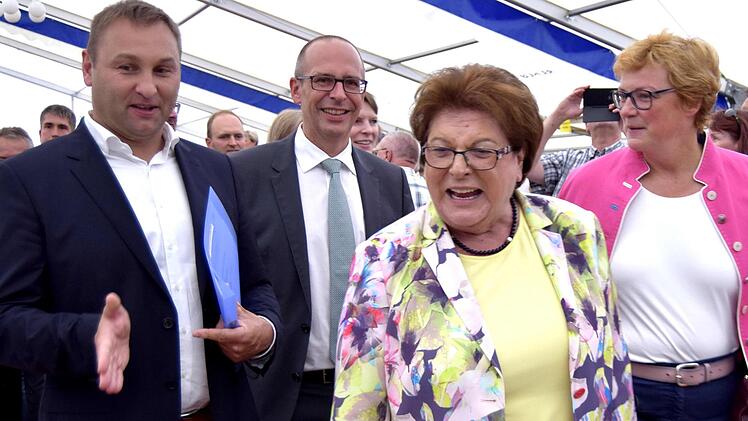 Empfang im Festzelt des TSV Kelbachgrund-Kleukheim (von links): MdL Jürgen Baumgärtner, Landrat Christian Meißner, Barbara Stamm und MdEP Monika Hohlmeier Foto: Andreas Welz