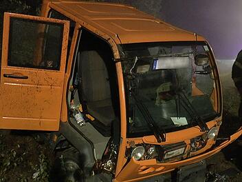 Die beiden Insassen des Multicars wurden schwer verletzt in ein Krankenhaus eingeliefert.