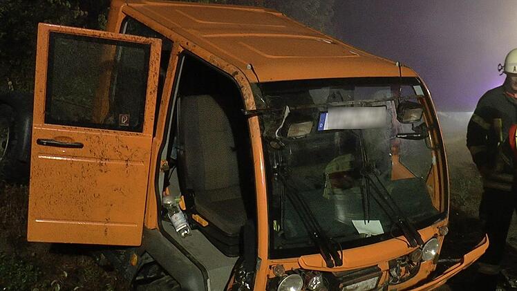 Die beiden Insassen des Multicars wurden schwer verletzt in ein Krankenhaus eingeliefert.