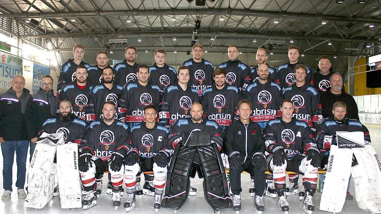 Schaffen die Hawks erneut den Einzug in die Aufstiegsrunde? Und gelingt diesmal sogar der Aufstieg in die Bayernliga? Auf den Start am Sonntagnachmittag beim ESV Waldkirchen freuen sich (jeweils von links, hintere Reihe): Lukas Kratschmer, Lucas-Andreas Thebus, Georg Lang, Michael Stach, Manuel Kurz, Jan Trübenekr, Jakub Sramek, Kilian Hümmer und Betreuer Thorsten Malchus. Mitte: Sportvorstand Andreas Kurz, Betreuer Bernd Keller, Fabian Vollert, Max Hildenbrand, Daniel Hora, Pascal Marx, Max ...