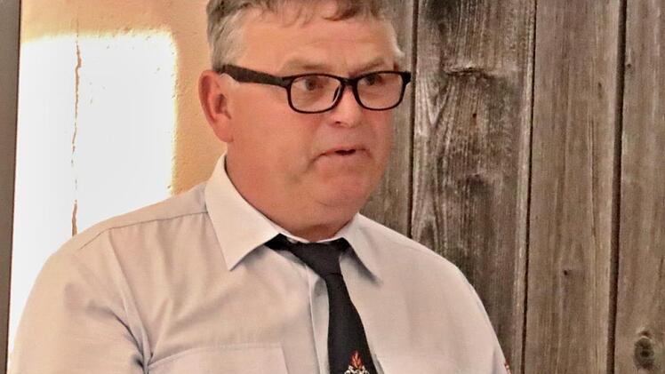 Feuerwehrkommandant Wilfried Schmidt freute sich  über das neue Feuerwehrfahrzeug für Recheldorf
