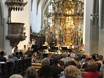 Impression vom Benefizkonzert der großen Blechbläserbesetzung des Heeresmusikkorps Veitshöchheim in der vollbesetzten Pfarrkirche St. Gangolf zugunsten der Generalsanierung  Foto: Judith Weingart
