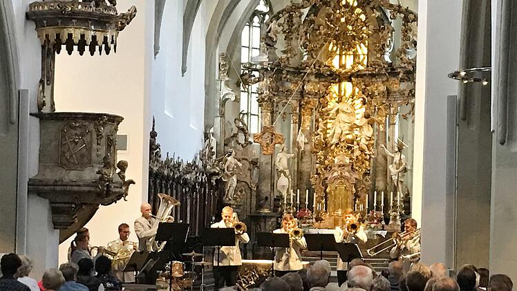 Impression vom Benefizkonzert der großen Blechbläserbesetzung des Heeresmusikkorps Veitshöchheim in der vollbesetzten Pfarrkirche St. Gangolf zugunsten der Generalsanierung  Foto: Judith Weingart