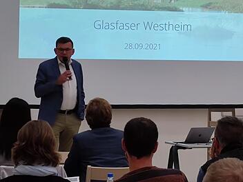 Unter anderem informierte Bürgermeister und Aufsichtsratsvorsitzender der Stadtwerke Hammelburg GmbH, Armin Warmuth,  über die Glasfaserinfrastruktur in Westheim. Foto: Jürgen Weigand