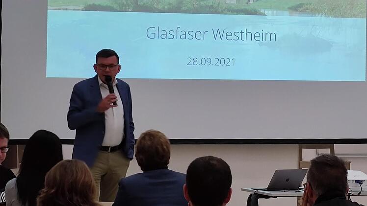 Unter anderem informierte Bürgermeister und Aufsichtsratsvorsitzender der Stadtwerke Hammelburg GmbH, Armin Warmuth,  über die Glasfaserinfrastruktur in Westheim. Foto: Jürgen Weigand