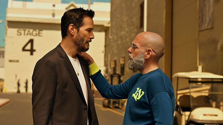 In seinem neuem Film "Outcome" zeigt sich Jonah Hill an der Seite von Keanu Reeves (l.) optisch v&ouml;llig ver&auml;ndert.