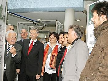 Sie setzten für einen Dialog der großen Religionen ein. Im Bild (von links): stellvertretender Dekan Albrecht Bischoff, Gebietsdirektor der Sparkasse Peter Goihl, Vorstandsvorsitzender der Sparkasse Klaus Scherr, Pfarrerin Anne Salzbrenner, weitere Stellvertreterin des Landrats Jutta Laczó, Imam Hakki Yassi, Adam Elkol von der türkisch-islamischen Kulturgemeinde und deren Vorsitzender, Karakus Zekeriya. Foto: Veronika Schadeck