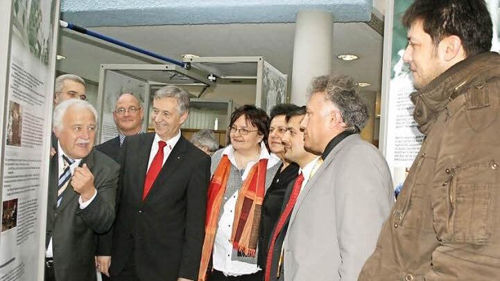 Sie setzten für einen Dialog der großen Religionen ein. Im Bild (von links): stellvertretender Dekan Albrecht Bischoff, Gebietsdirektor der Sparkasse Peter Goihl, Vorstandsvorsitzender der Sparkasse Klaus Scherr, Pfarrerin Anne Salzbrenner, weitere Stellvertreterin des Landrats Jutta Laczó, Imam Hakki Yassi, Adam Elkol von der türkisch-islamischen Kulturgemeinde und deren Vorsitzender, Karakus Zekeriya. Foto: Veronika Schadeck