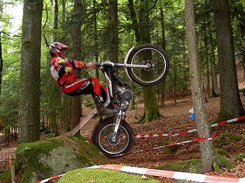 Klaus Herold in Aktion: Der Vorsitzende des MSC Untersteinach sucht händeringend nach einem Trial-Übungsgelände. Klappt es auf dem Gebiet des Marktes Ludwigschorgast? Foto: BR/ARchiv