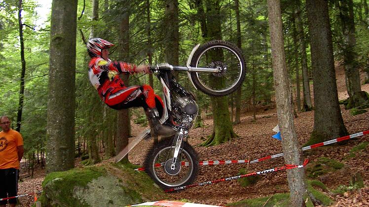 Klaus Herold in Aktion: Der Vorsitzende des MSC Untersteinach sucht händeringend nach einem Trial-Übungsgelände. Klappt es auf dem Gebiet des Marktes Ludwigschorgast? Foto: BR/ARchiv