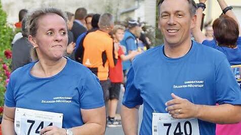 Mit seiner Frau Angelika kam Landrat Alexander Tritthart nach gut 31 Minuten im Ziel an. Der CSU-Politiker hatte sein Versprechen an Höchstadts Hindernis-Läufer Martin Grau eingelöst.