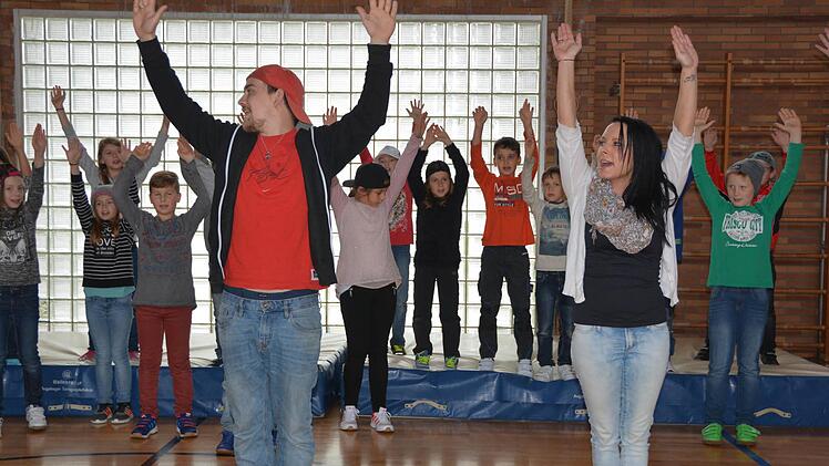 Joe-Al und Jessica Hillebrand (vorne) studierten mit den Kindern einen Hip-Hop-Song und die passende Tanz-Choreographie ein. Foto: Dagmar Besand