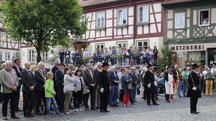 Zahlreiche Ehrengäste, darunter Landrat Wilhelm Schneider und Oberbürgermeister Norbert Tessmer aus Coburg (links), und viele Stadtoberhäupter der umliegenden Gemeinden verfolgten den Bürgerwehrauszug am Dienstag in Königsberg.