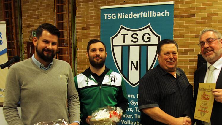 Der Vorsitzende Achim Brückner (rechts) konnte mit dem Vorstandpreis Sascha Wolf und Benjamin Esch auszeichnen. Thomas Finzel wurde zum Ehrenmitglied ernannt! Von links: Sascha Wolf, Benjamin Esch, Thomas Finzel, Brückner