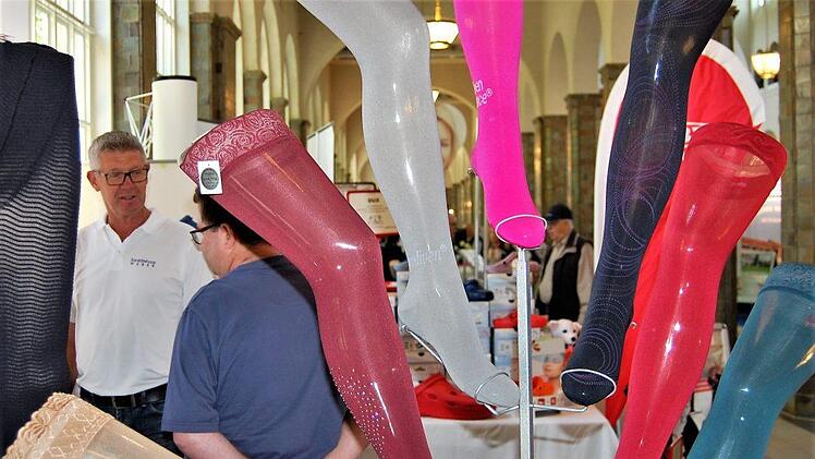 Modische Stützstrümpfe sind von normalen Strümpfen nicht mehr zu unterscheiden. Foto: Sigismund von Dobschütz