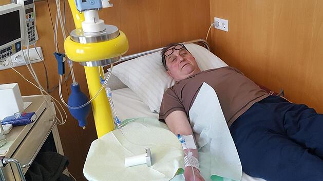 Krebspatient Richard Freibott zur Behandlung in Bad Berka. Er bekommt das neue Mittel Lutetium 177 ins Blut injiziert. Zentralklinik Bad Berka/Freibott