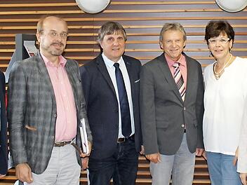 Beim Besuch im Jobcenter Kronach (v.l.) SPD-Zweitstimmenkandidat für den Landtag, Sebastian Müller, Kreisvorsitzender und Landtagskandidat Ralf Pohl, Stefan Löffler und Jochen Wich-Herrlein vom Jobcenter, Bezirkstagskandidatin MdL Susann Biedefeld und Staatssekretärin Anette Kramme. Foto: pr