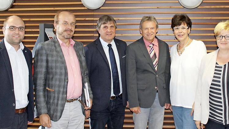 Beim Besuch im Jobcenter Kronach (v.l.) SPD-Zweitstimmenkandidat für den Landtag, Sebastian Müller, Kreisvorsitzender und Landtagskandidat Ralf Pohl, Stefan Löffler und Jochen Wich-Herrlein vom Jobcenter, Bezirkstagskandidatin MdL Susann Biedefeld und Staatssekretärin Anette Kramme. Foto: pr