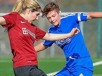 Heike Börder (links) und der SV Hetzles bezwangen Sarah Weber und den ASV Weisendorf mit 2:0. Hetzles springt dadurch auf den ersten Platz der Kreisliga ER/PEG. Foto: Picturedreams