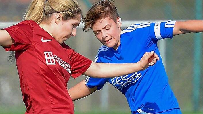 Heike Börder (links) und der SV Hetzles bezwangen Sarah Weber und den ASV Weisendorf mit 2:0. Hetzles springt dadurch auf den ersten Platz der Kreisliga ER/PEG. Foto: Picturedreams