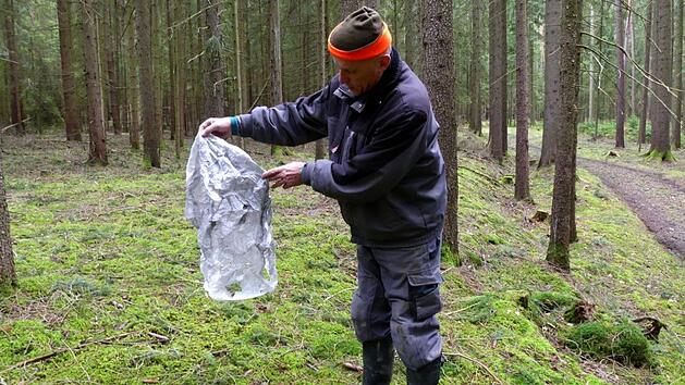 Herbert Winterling an der Stelle im Laitscher Wald, an der er eine niedergegangene Himmelslaterne gefunden hat.  Foto: Dieter Hübner
