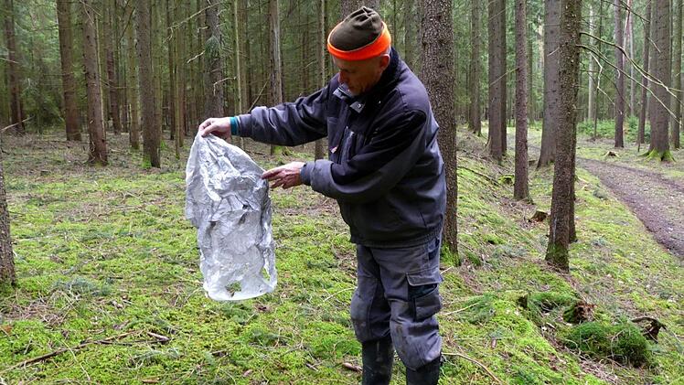 Herbert Winterling an der Stelle im Laitscher Wald, an der er eine niedergegangene Himmelslaterne gefunden hat.  Foto: Dieter Hübner