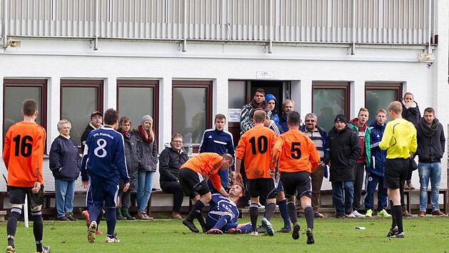 Alltag auf vielen Amateurfu&szlig;ballpl&auml;tzen: Rudelbildung auf dem Platz, angestachelte Zuschauer am Spielfeldrand. Symbolfoto: Heinrich Wei&szlig;