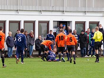 Alltag auf vielen Amateurfußballplätzen: Rudelbildung auf dem Platz, angestachelte Zuschauer am Spielfeldrand. Symbolfoto: Heinrich Weiß