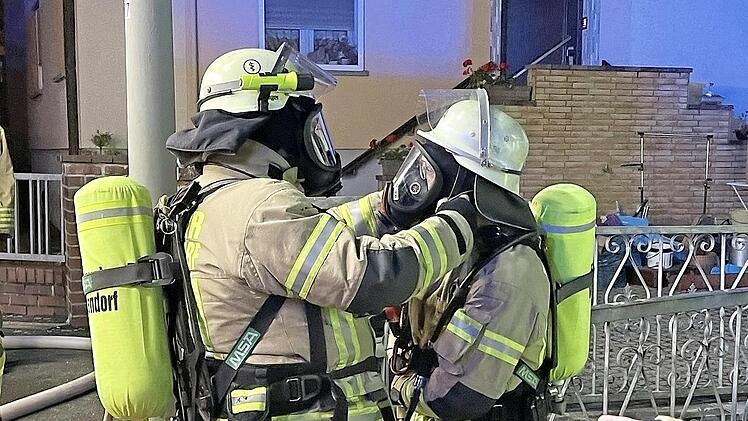 Unter schwerem Atemschutz gingen die Einsatzkräfte ins Gebäude.