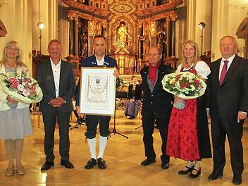 Der Kulturehrenbrief des Landkreises ging an (von links) die Gesangs- und Instrumentalgruppe "Guig", vertreten durch Maria Heckmann, Peter Binsteiner, Jürgen Metz, Georg Seifried und Bettina Bonengel.