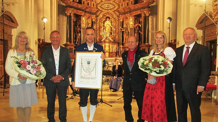 Der Kulturehrenbrief des Landkreises ging an (von links) die Gesangs- und Instrumentalgruppe "Guig", vertreten durch Maria Heckmann, Peter Binsteiner, Jürgen Metz, Georg Seifried und Bettina Bonengel.