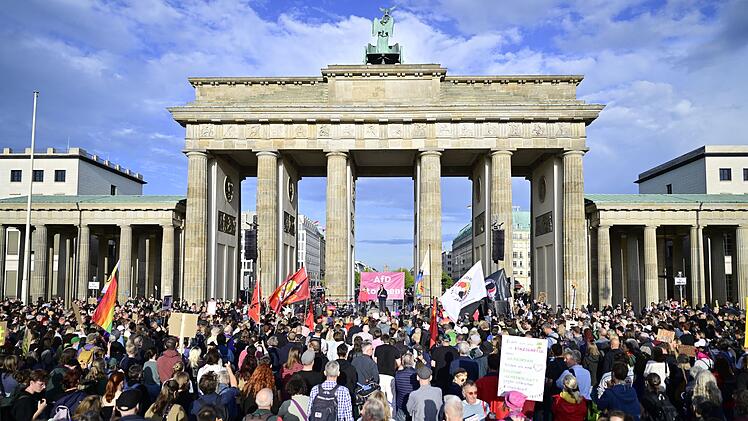Nach der Wahl in Sachsen-Anhalt - Proteste in Berlin
