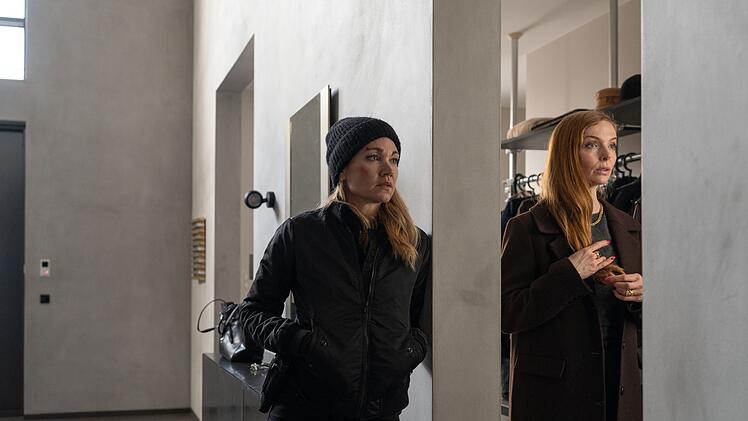 Sarah Kohr (Lisa Maria Potthoff, links) befragt Mira R&ouml;ver (Pheline Roggan), die Leiterin der Zeitarbeitsfirma.
