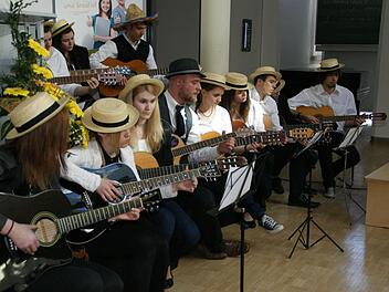 Die Studierenden selbst gestalteten den musikalischen Rahmen der Jubiläumsfeier an der FAKS. Sie überzeugten als Gitarren-Ensemble ebenso wie als fulminanter Chor. Fotos: Sabine Weinbeer