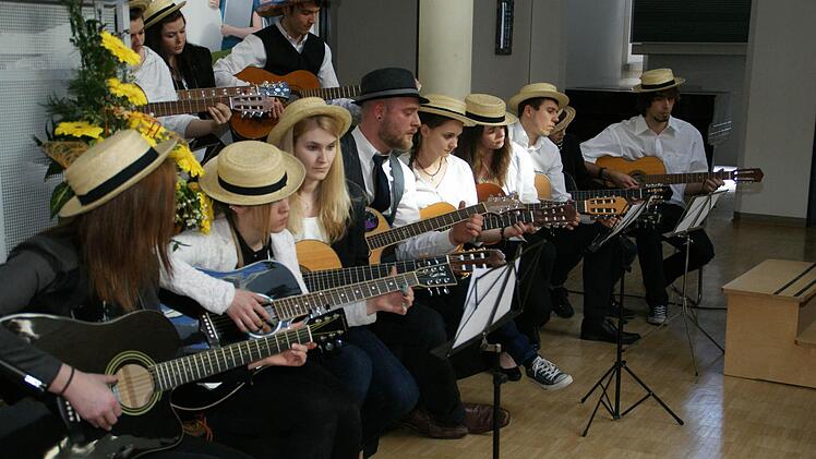 Die Studierenden selbst gestalteten den musikalischen Rahmen der Jubiläumsfeier an der FAKS. Sie überzeugten als Gitarren-Ensemble ebenso wie als fulminanter Chor. Fotos: Sabine Weinbeer