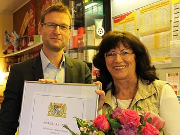 Bezirksstellenleiter Jörg Urban gratuliert Karola Herold zum Geschäftsjubiläum: Sie betreibt seit 25 Jahren ihren Lotto-Laden in der Ortsmitte von Mainleus. Fotos: Katharina Müller-Sanke