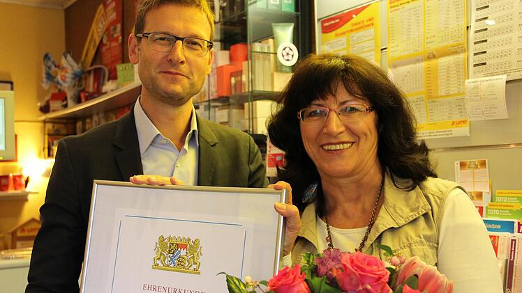 Bezirksstellenleiter Jörg Urban gratuliert Karola Herold zum Geschäftsjubiläum: Sie betreibt seit 25 Jahren ihren Lotto-Laden in der Ortsmitte von Mainleus. Fotos: Katharina Müller-Sanke