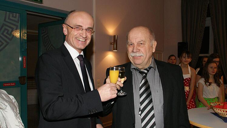 Erstmals als Landrat stieß Wilhelm Schneider mit Kreis-Handwerksmeister Hans-Georg Häfner (rechts) auf ein gelingendes 2015 an. Foto: Sabine Weinbeer