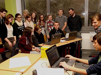 Vorstandsvorsitzender Alexandro Willinger und die für die Schülerfirma zuständige Lehrerin Susanne Müller (von rechts) bei der Besprechung im Rahmen einer Unternehmenssitzung.