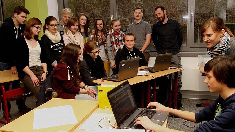 Vorstandsvorsitzender Alexandro Willinger und die für die Schülerfirma zuständige Lehrerin Susanne Müller (von rechts) bei der Besprechung im Rahmen einer Unternehmenssitzung.