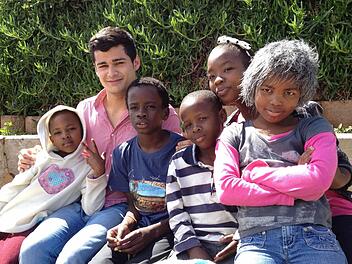 Dario Giuliano (2.v.l.) kommt aus Wiesenthau. Nach seinem Abitur hat er sich in Südafrika ein Jahr lang um Kinder gekümmert, die in einem Kinderheim ein neues Zuhause gefunden haben.