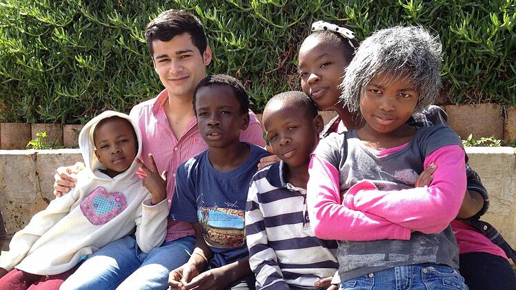 Dario Giuliano (2.v.l.) kommt aus Wiesenthau. Nach seinem Abitur hat er sich in Südafrika ein Jahr lang um Kinder gekümmert, die in einem Kinderheim ein neues Zuhause gefunden haben.