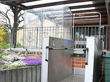 Mit dem Hublift können Rollstuhlfahrer über die Terrasse in Gerda Krohs Haus gelangen. Fotos: Evi Seeger