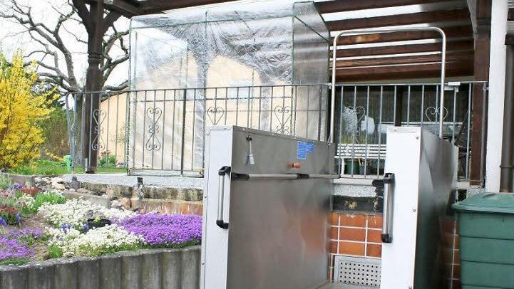 Mit dem Hublift können Rollstuhlfahrer über die Terrasse in Gerda Krohs Haus gelangen. Fotos: Evi Seeger