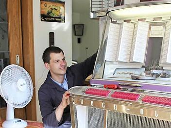 Peter Kleylein reinigt und repariert alte Musikboxen. Dabei kommt er wegen der Wärmeentwicklung der Geräte gehörig ins Schwitzen. Seit gestern sorgt ein Ventilator für Kühlung.  Foto: Friedwald Schedel