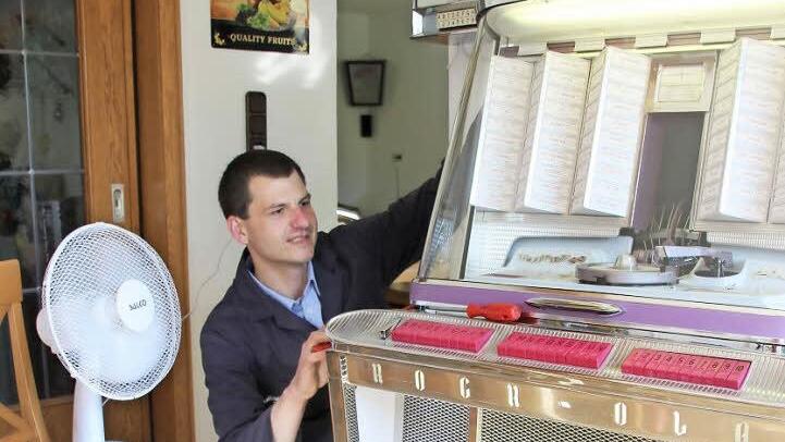 Peter Kleylein reinigt und repariert alte Musikboxen. Dabei kommt er wegen der Wärmeentwicklung der Geräte gehörig ins Schwitzen. Seit gestern sorgt ein Ventilator für Kühlung.  Foto: Friedwald Schedel